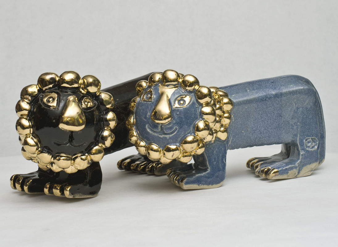 Ett blått och ett svart lejon med guld man
